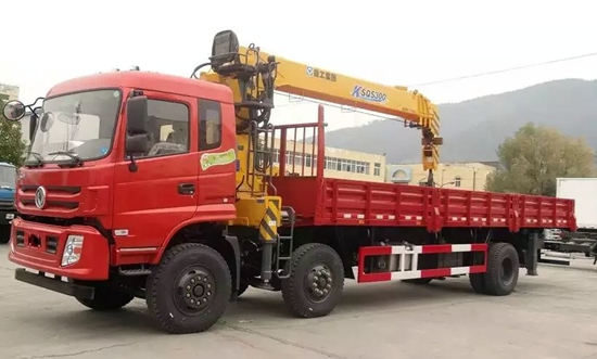 東風(fēng)特商小三軸隨車(chē)吊